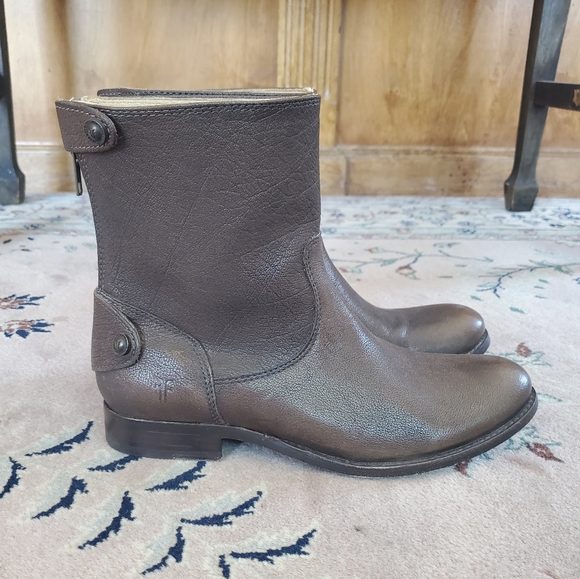 Frye Melissa Button Zip Short Boot - 7.5 - Picture 2 of 6